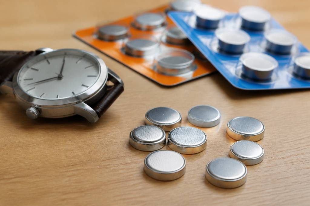 Piles pour montres et petits objets électroniques : comment choisir la bonne pile bouton selon l’autonomie, la compatibilité et le prix